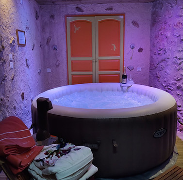 Espace bien-être avec jacuzzi spa intérieur privatif dans notre maison d'hôtes de charme dans le 66