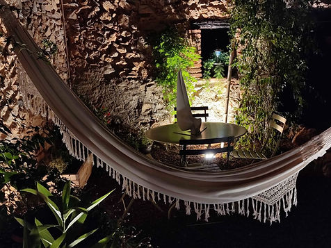 Ambiance nocturne relaxante dans les jardins de la maison d'hôtes