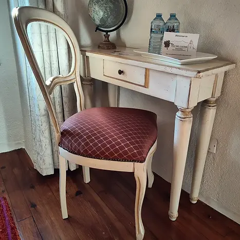 Bureau et sa chaise assortie dans la chambre Colombine du Mas Peu del Causse