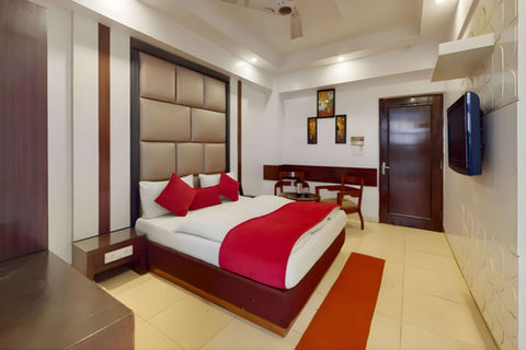 Deluxe room at Hotel Sun International Paharganj, clean and comfortable stay near New Delhi station