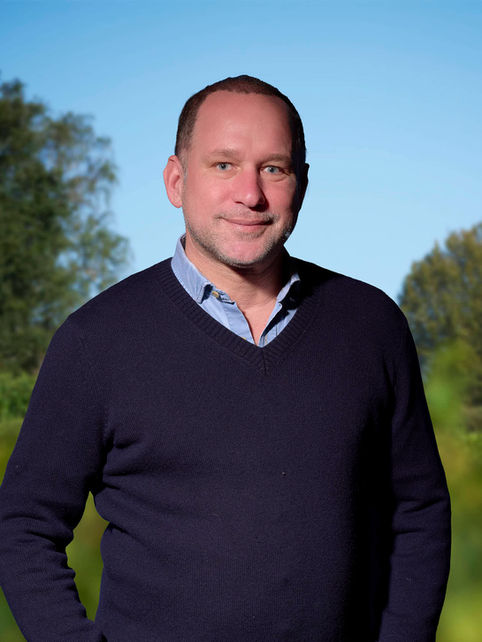 Alt Text : Portrait d’identité homogène pour liste électorale - Photographie technique sur fond bleu et incrustation - Studio Fabrice Ferrer