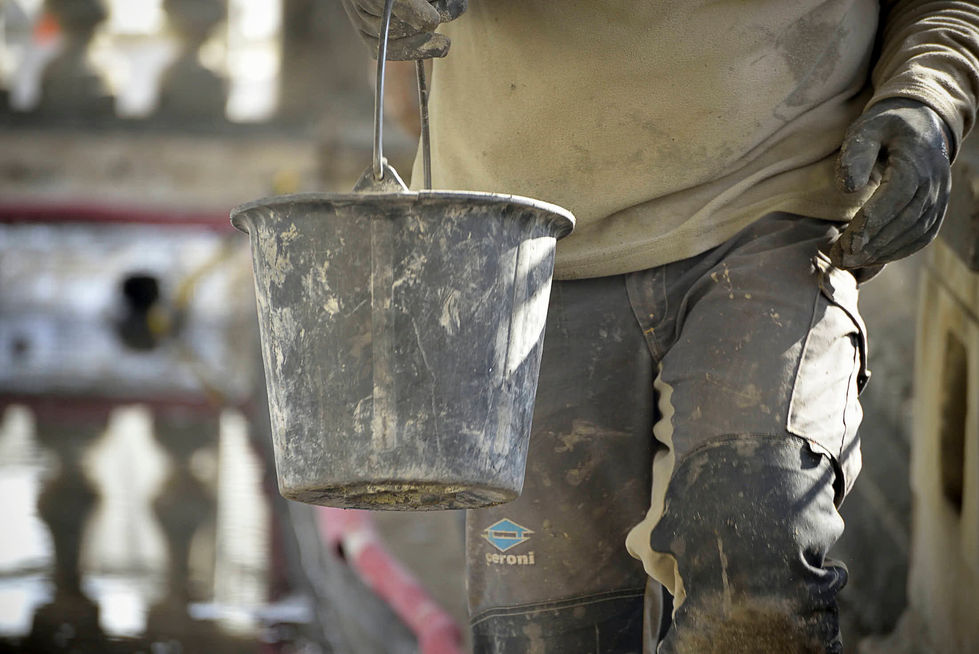 Reportage documentaire restauration patrimoine : geste d'un artisan d'art sur pierre historique - Précision et savoir-faire - Photographe expert monument historique - Studio Fabrice Ferrer