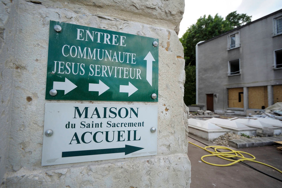 Détail documentaire sur chantier de réhabilitation : traces du passé et objets trouvés - Photographie de suivi de projet immobilier - Studio Fabrice Ferrer