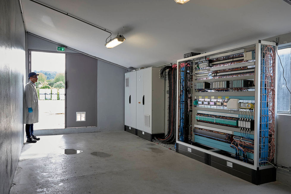 Photographie d'ambiance d'un laboratoire de haute technologie, synergie entre équipes et équipements.