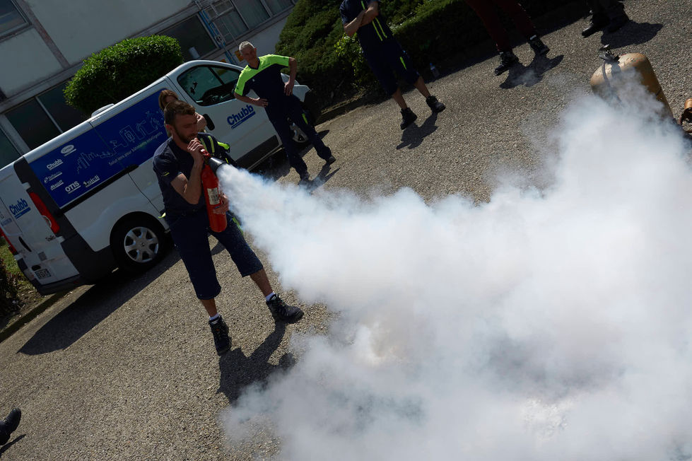 Reportage documentaire Smurfit Kappa : exercice SST de premiers secours - Engagement collaborateurs et formation sécurité en entreprise - Précision technique et authenticité - Studio Fabrice Ferrer