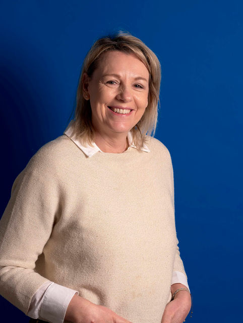 Direction Artistique et création d'identité visuelle pour groupe - Incrustation précise et homogénéité lumineuse - Studio Fabrice Ferrer