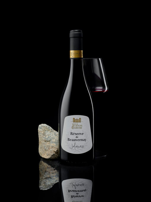 Photographie publicitaire bouteille de vin d’exception sur fond noir - Packshot de luxe et maîtrise de la lumière - Studio Fabrice Ferrer