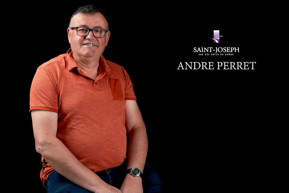 Portrait de caractère d'un vigneron de l'AOP Saint-Joseph - Photographie de talent sur fond noir profond - Collaboration agence Rouge Granit - Studio Fabrice Ferrer