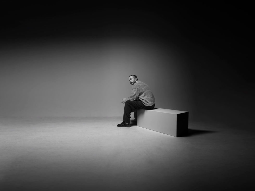 Portrait conceptuel d’artiste visionnaire et créateur - Maîtrise de la lumière et de la scénographie studio - Fabrice Ferrer