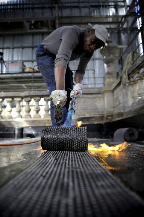 Reportage documentaire restauration patrimoine : geste d'un artisan d'art sur pierre historique - Précision et savoir-faire - Photographe expert monument historique - Studio Fabrice Ferrer