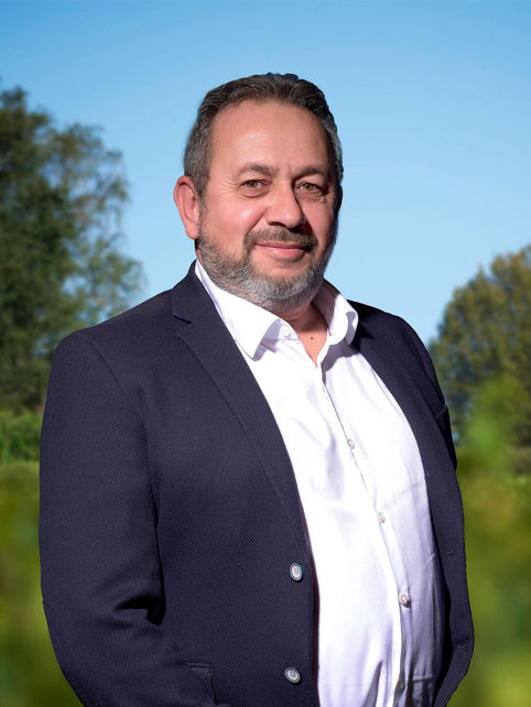 Direction Artistique et création d'identité visuelle pour groupe - Incrustation précise et homogénéité lumineuse - Studio Fabrice Ferrer