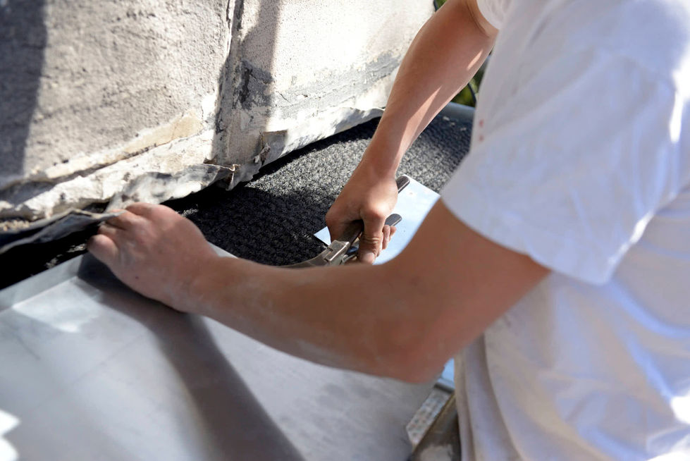Travail du zinc et soudure d'art sur monument historique - Précision de la zinguerie de toiture ancienne - Photographie technique de chantier - Studio Fabrice Ferrer