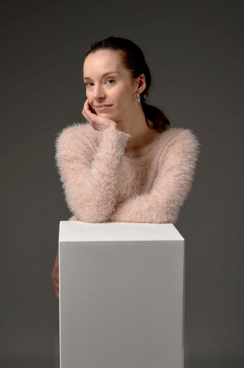 Portrait intimiste en studio de la danseuse Caroline Sourd - Photographie d’identité de caractère et lumière douce - Studio Fabrice Ferrer