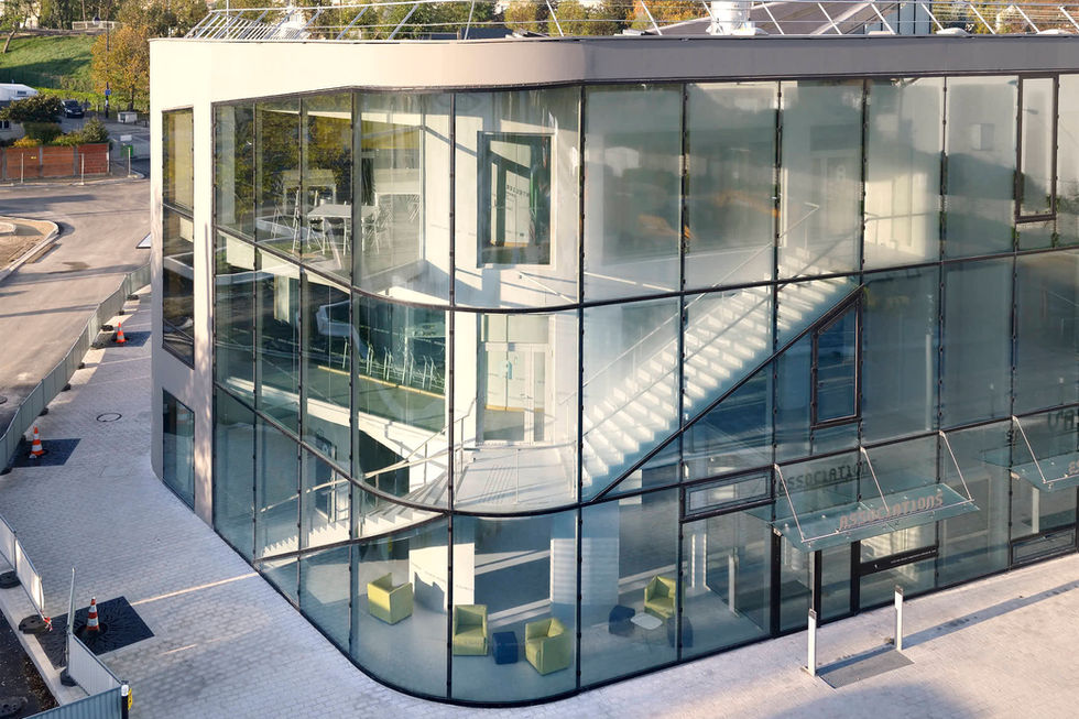 Vue aérienne par drone de l’Espace Vasarely : architecture moderne et insertion urbaine - Télépilote de drone professionnel - Studio Fabrice Ferrer