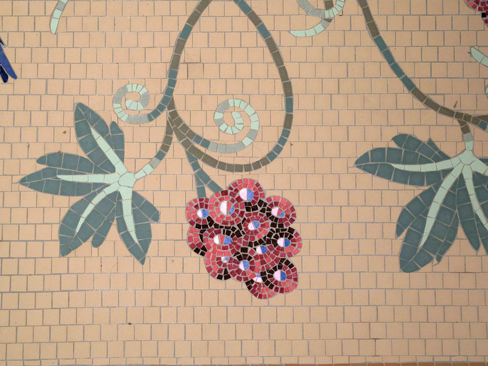 Détail architectural : superbe mosaïque illustrant la faune et la vigne dans le Caveau de Villié-Morgon.