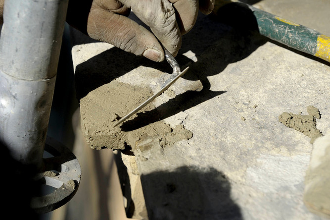 Façonnage de moulure en pierre historique - Application de mortier de restauration - Reportage documentaire sur les métiers d'art du bâtiment - Fabrice Ferrer
