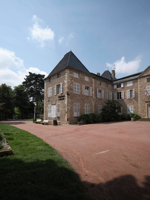 Photographie d'architecture extérieure : façade historique en pierre du bâtiment du Caveau de Villié-Morgon.