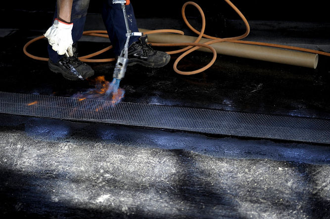 Reportage documentaire restauration patrimoine : geste d'un artisan d'art sur pierre historique - Précision et savoir-faire - Photographe expert monument historique - Studio Fabrice Ferrer