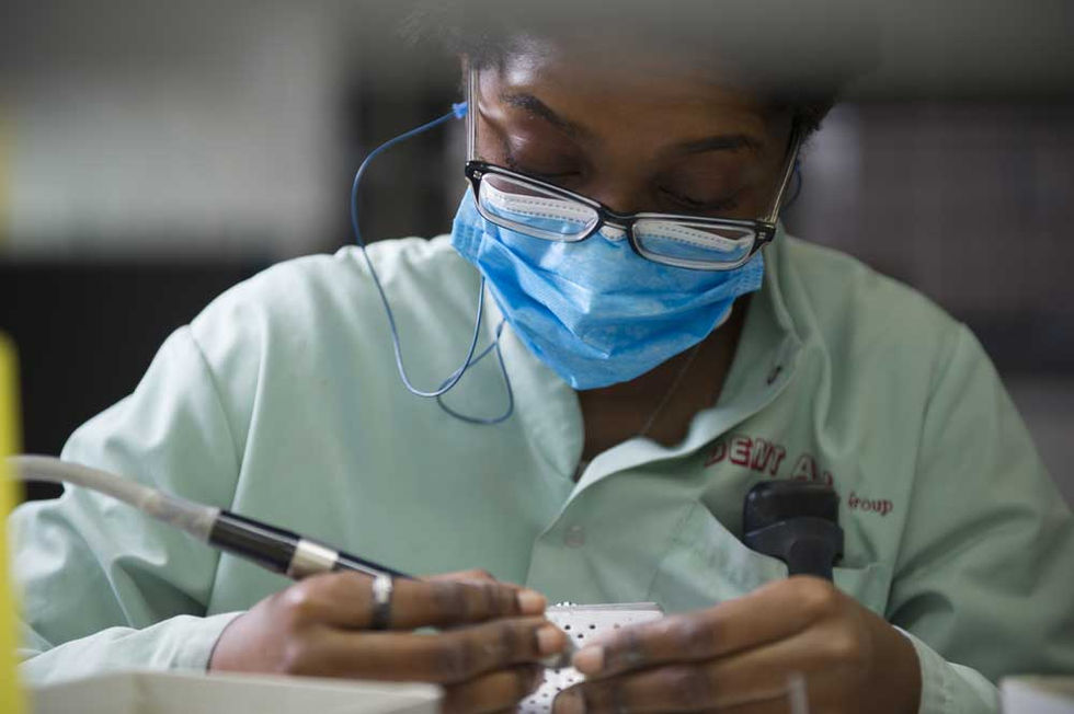 Technique et précision : gros plan sur un geste artisanal de haute volée au cœur du laboratoire Dentall Group.