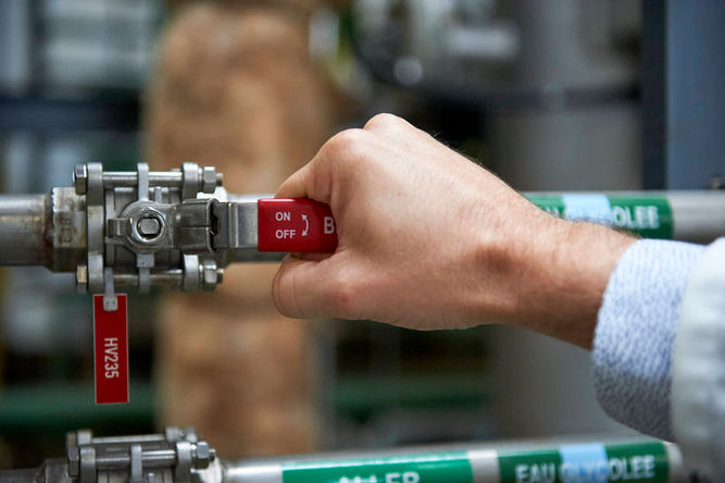 Photographie d'ambiance d'un laboratoire de haute technologie, synergie entre équipes et équipements.