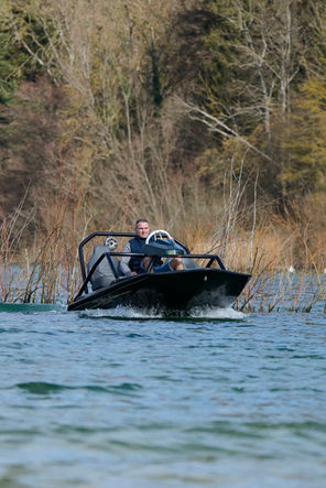 Bateau Awash en navigation sur lac - Photographie publicitaire nautique et sillage dynamique - Studio Fabrice Ferrer