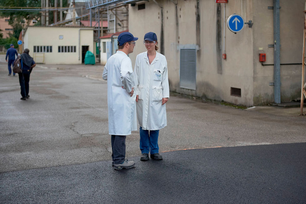 Vue d'ensemble d'un laboratoire de recherche industrielle équipé de verrerie et d'instruments de mesure de pointe.