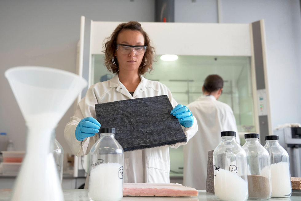 Portrait d'action en laboratoire : collaboratrice Enersens manipulant des fluides, reportage industriel Lyon.