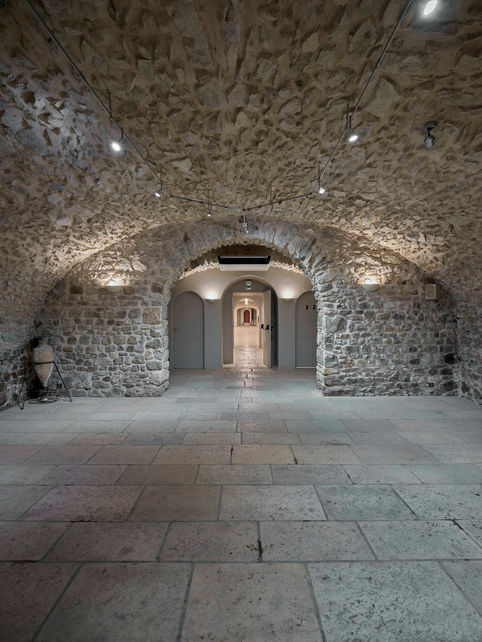 Architecture intérieure viticole : perspective sur les immenses caves voûtées du Caveau de Villié-Morgon.
