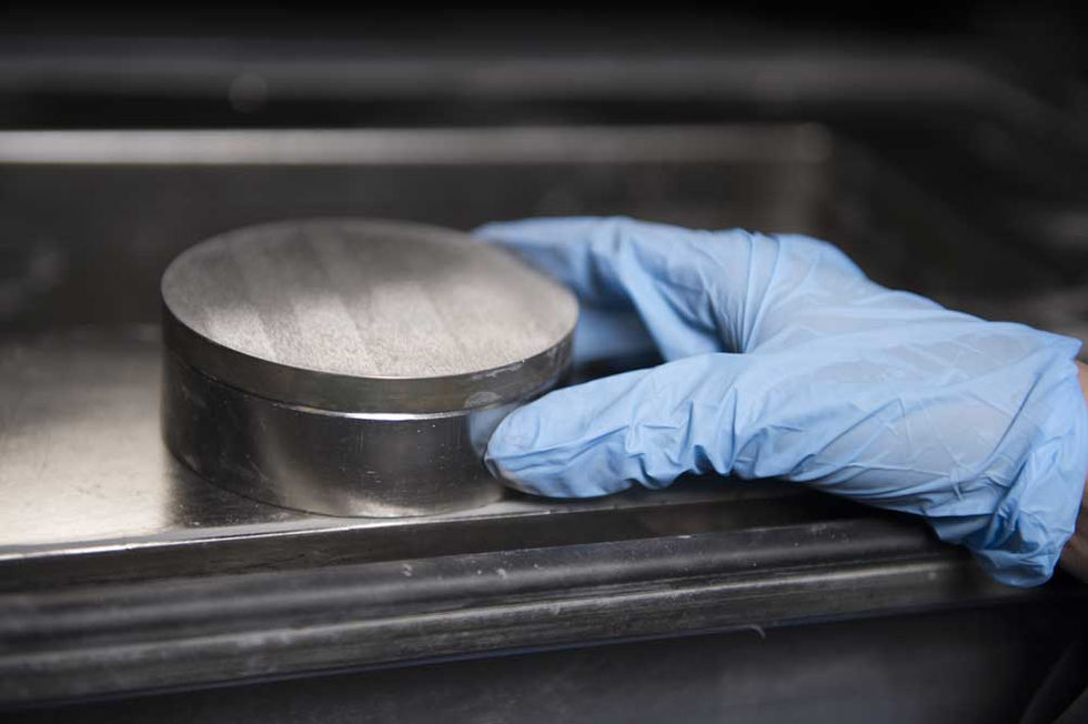 Détail technique : gros plan sur la minutie de la fabrication d'une prothèse dentaire conjointe CFAO.