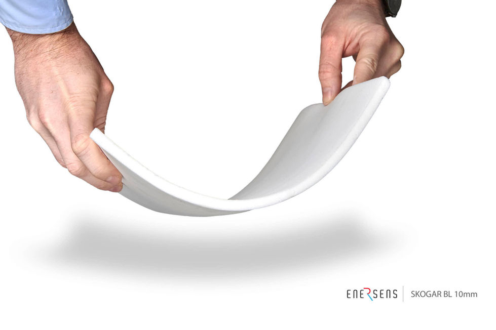 Manipulation et test de flexibilité d’un panneau Enersens - Mise en valeur des propriétés du matériau innovant - Photographie documentaire R&D - Fabrice Ferrer