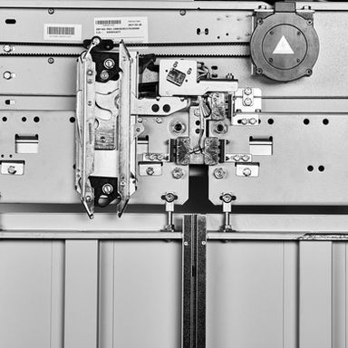 Visuel produit haute définition : porte d'ascenseur Slycma avec détourage de précision - Photographie industrielle réalisée sur site avec studio mobile - Rendu impeccable des textures métalliques - Studio Fabrice Ferrer