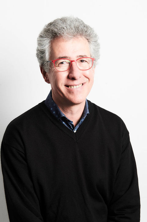Portrait institutionnel contrasté d'une collaboratrice de la Chambre d'Agriculture du Rhône, fond blanc épuré, par Fabrice Ferrer.