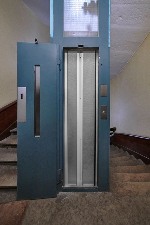 Porte d'ascenseur Slycma (Lyon) installée dans un immeuble Haussmannien - Alliance de la technologie industrielle et du luxe - Photographie publicitaire - Fabrice Ferrer