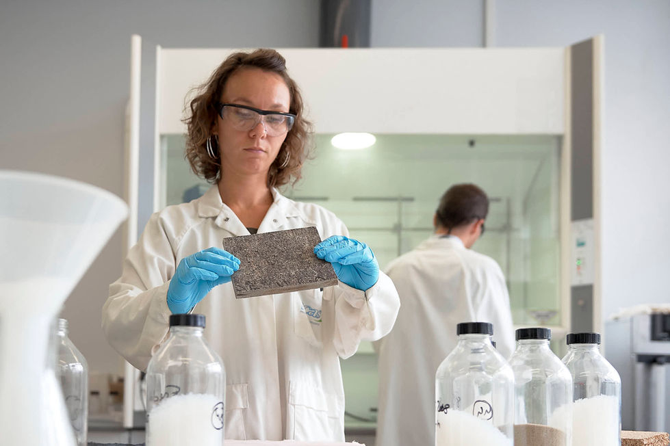 Portrait d'action en laboratoire : collaboratrice Enersens manipulant des fluides, reportage industriel Lyon.