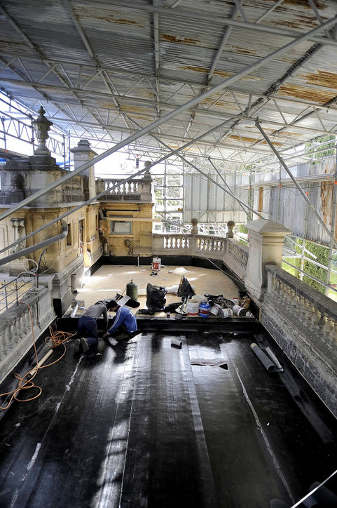 Vue globale d’un chantier de rénovation sur bâtiment historique - Échafaudages et complexité technique de la conservation - Studio Fabrice Ferrer