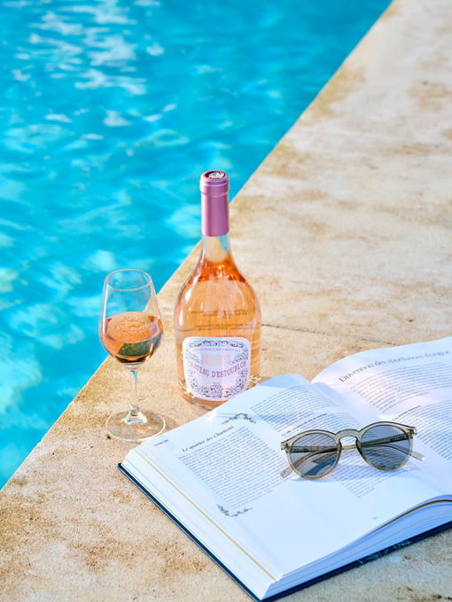 Photographie publicitaire vin rosé de Provence, accords mets et vins bord de piscine - Photographe luxe Provence
