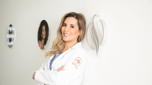 Conoce a la Dr. Mora, especialista en injerto capilar, tricología y medicina estética