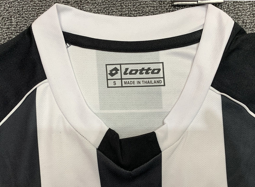 Thumbnail: Juventus Retro  Classic Football Shirt 2004-05
