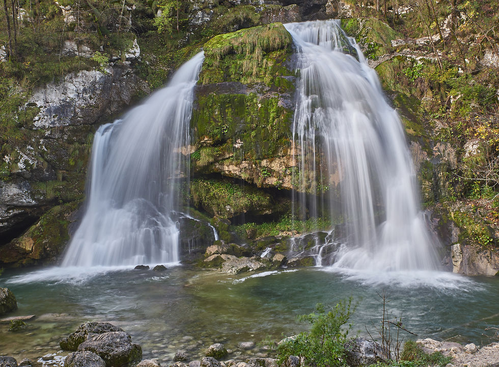 Im Triglav Nationalpark in Slowenien lohnt sich ein Besuch im Soca Tal. Wasserfälle, Tröge, Gumpen, Schluchten in den schönsten Herbstfarben