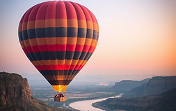 single hot air balloon over the rio grande.jpg