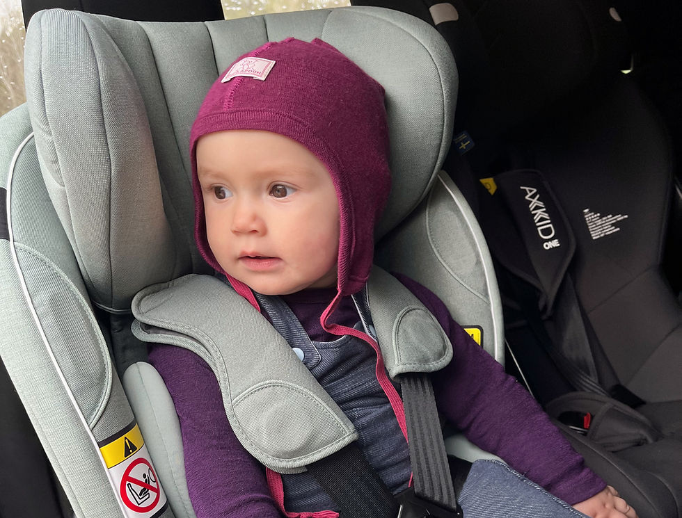 Draußen kalt, im Auto sicher: So ziehst du dein Kind im Kindersitz richtig an