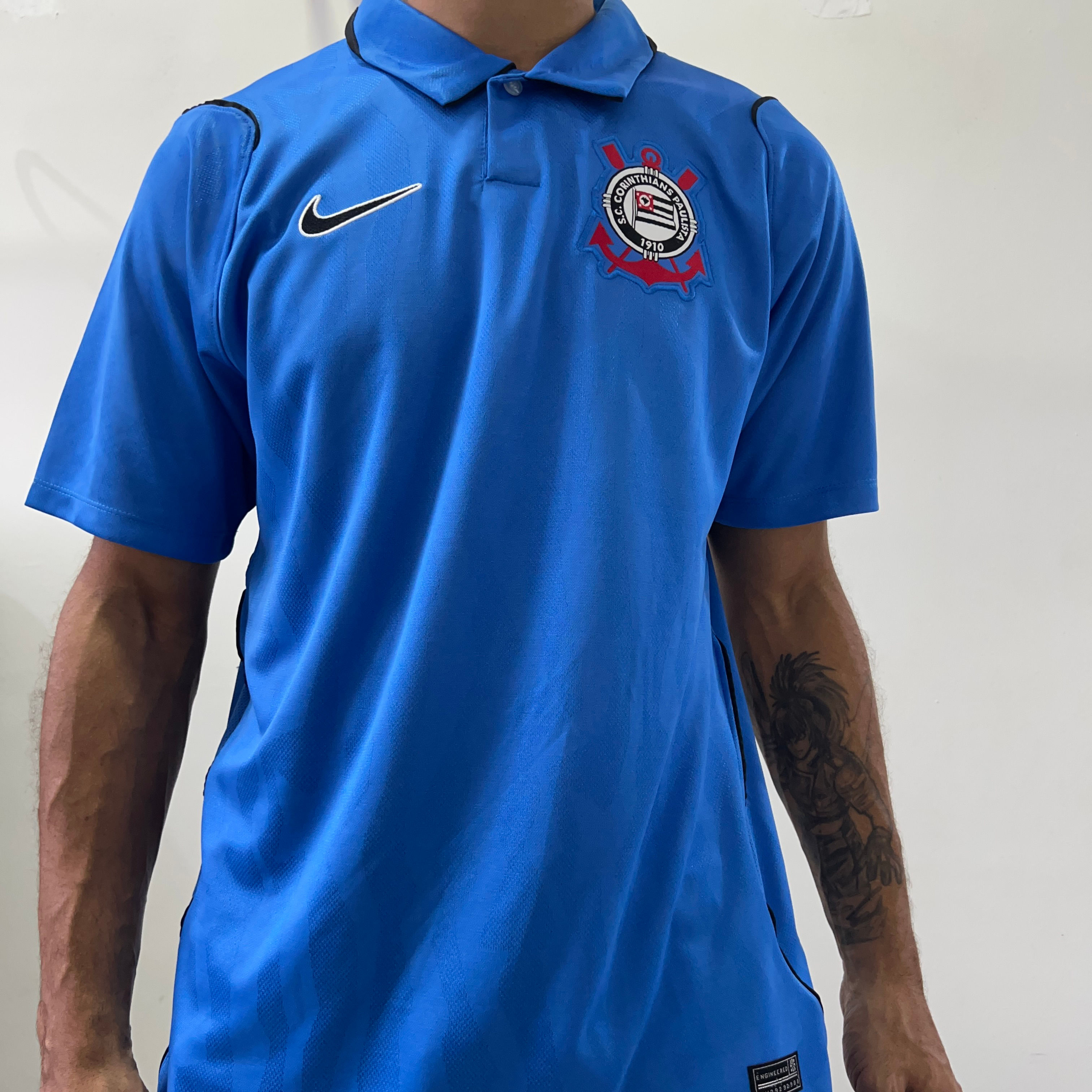 Camisa do corinthians azul no corpo de frente