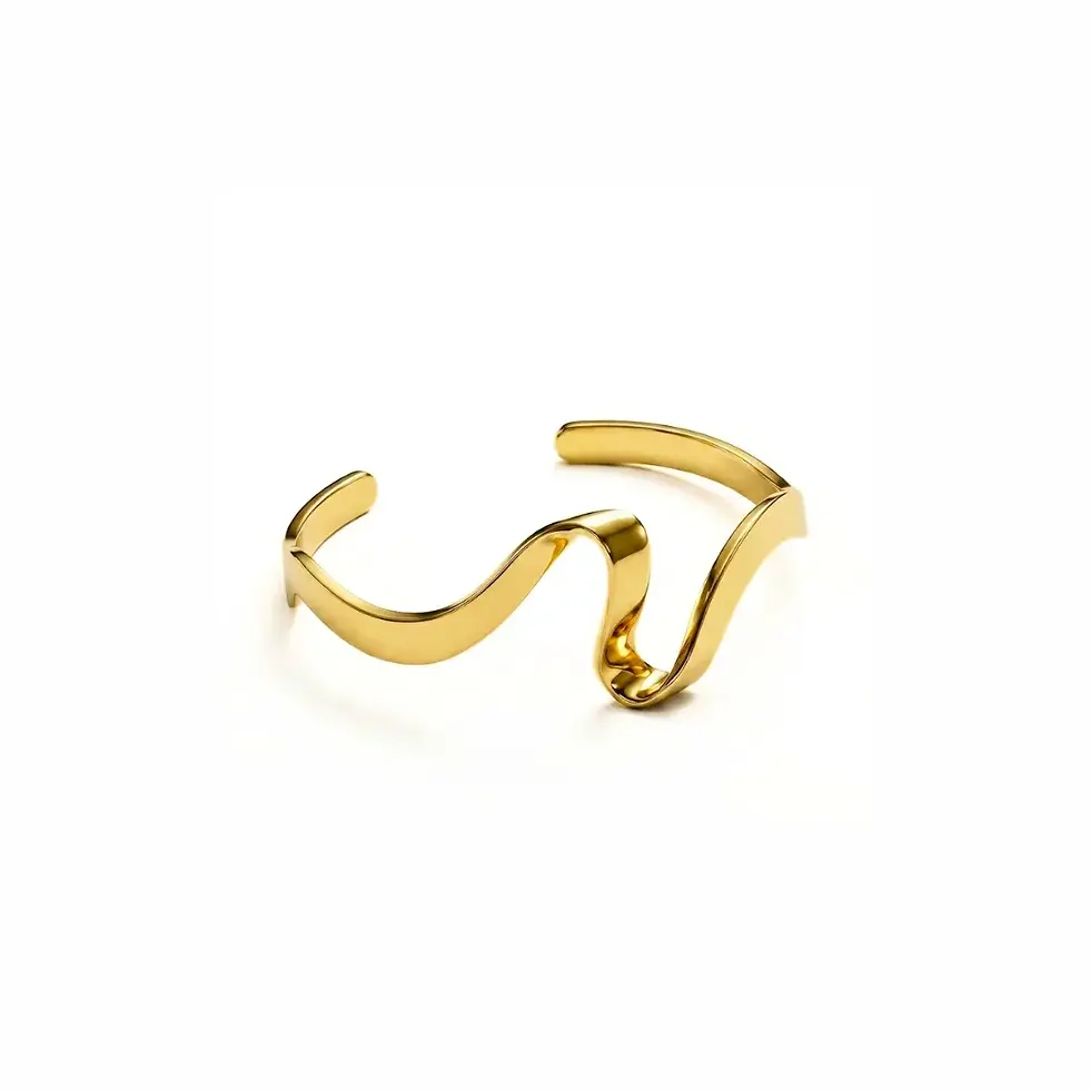 Bracelete rígido dourado com design orgânico em formato de onda e aro aberto, fotografado sobre fundo branco liso.