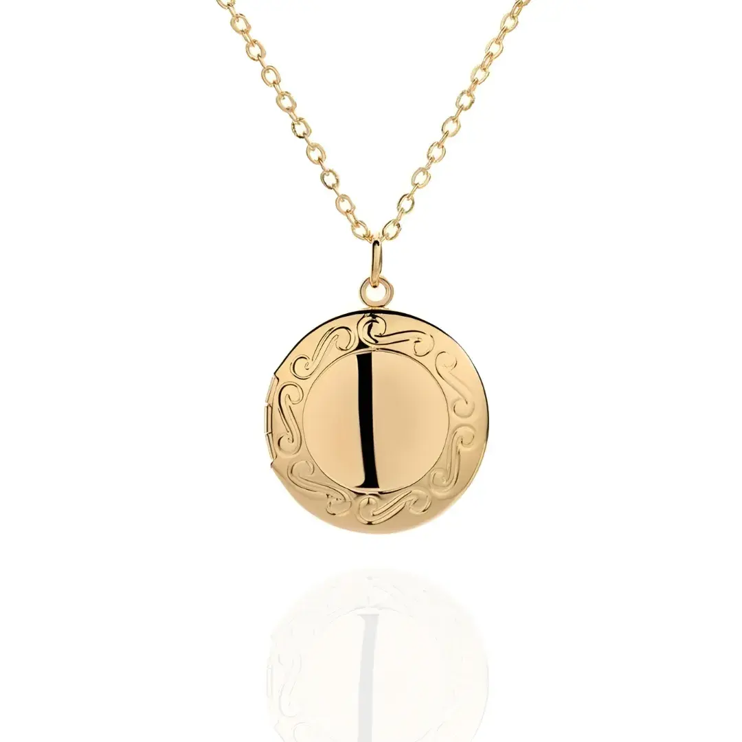 A peça exibe um centro perfeitamente liso e espelhado, emoldurado por detalhes esculpidos em formato de arabescos vintage.