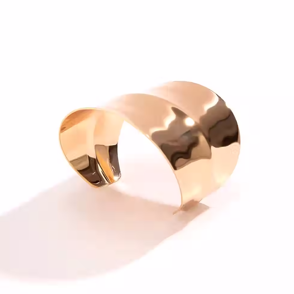 Miniatura: banhada a ouro 18k com design dramático de dobras facetas e acabamento espelhado de altíssimo brilho.