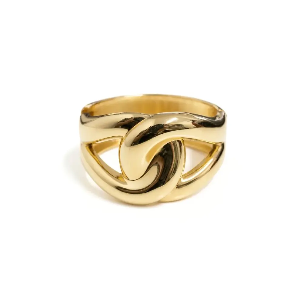Maxi bracelete rígido dourado com design chunky e detalhe de nó orgânico entrelaçado na parte frontal, fotografado sobre um f