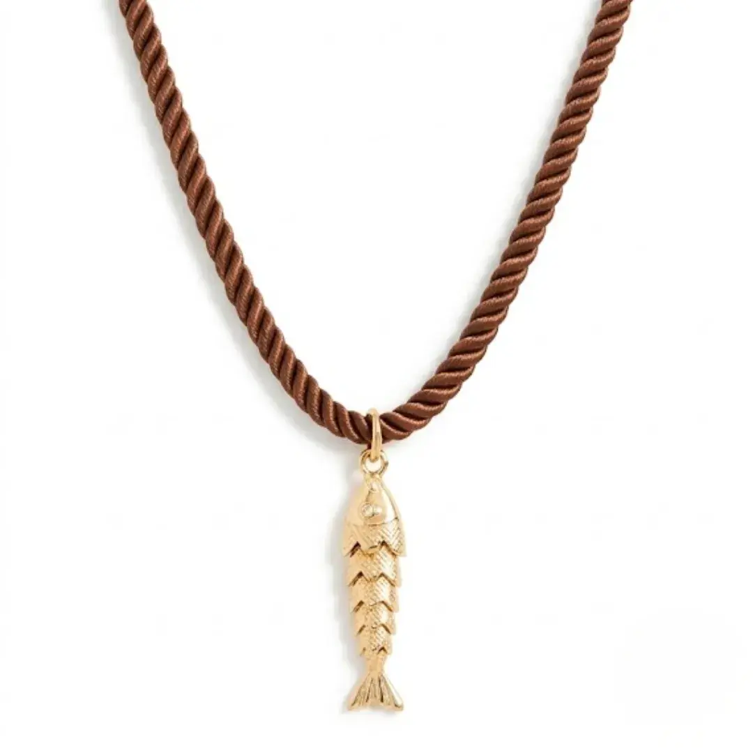 A peça apresenta uma corda torcida marrom, conectada por terminais dourados a um fecho lagosta e corrente extensora. No centr