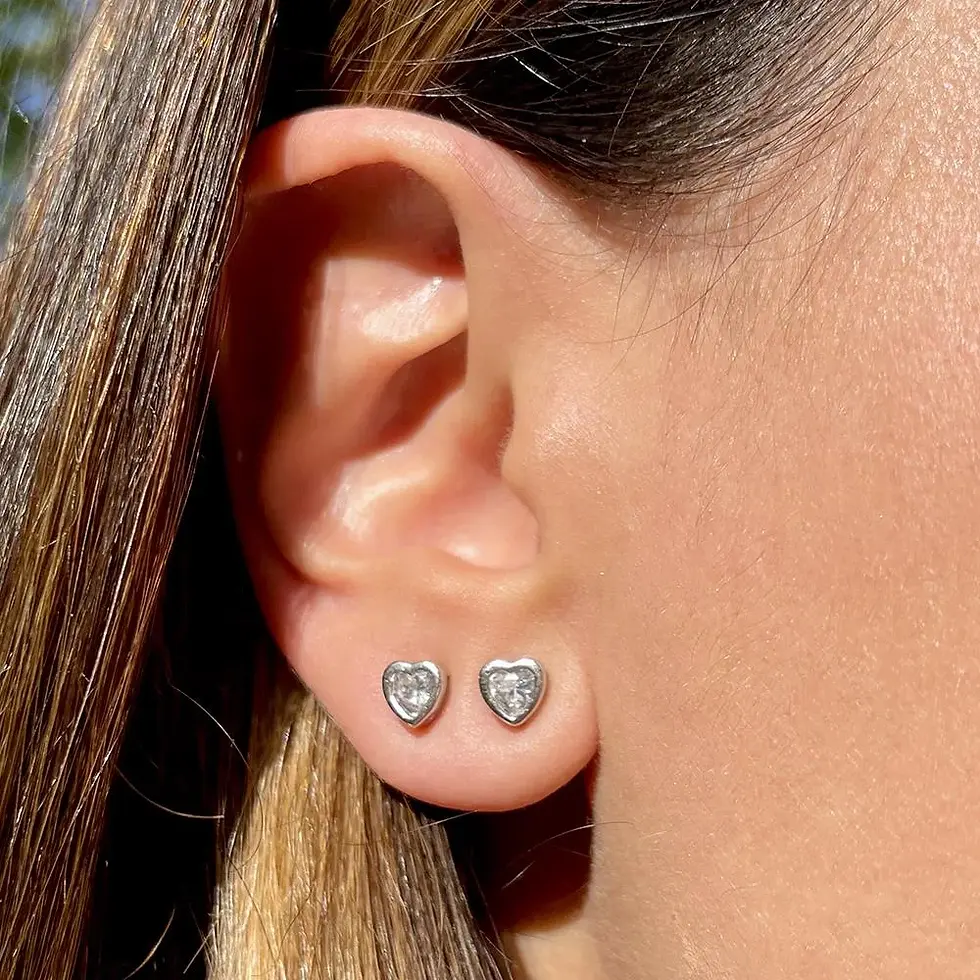 A luz natural destaca o brilho radiante e facetado do cristal em formato de coração, assim como a delicada e lisa moldura de