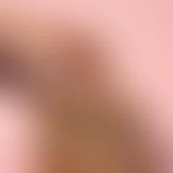 mão feminina escolhendo diferentes colares de aço inox dourado