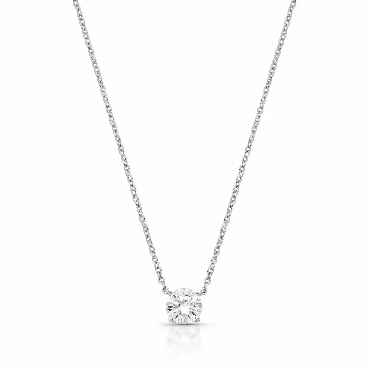 Colar de corrente fina prateada em alta fusão. No centro, um delicado pingente solitário (ponto de luz) cravejado com uma zir